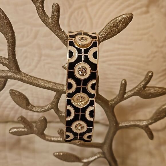 2 bracelets: solid black & geometric print black - Picture 2 of 7